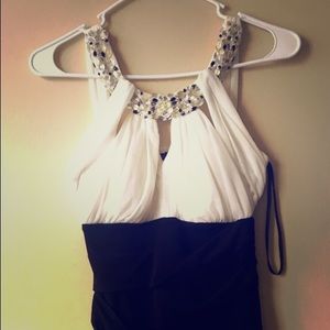 Women's white and black sleeveless dress